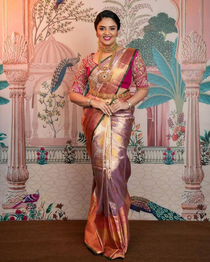 ప్రేమ ఇష్క్ కాదల్ సినిమాతో ప్రధాన నటిగా కూడా మెప్పించింది. తర్వాత నేను శైలజ సినిమాలో హీరో రామ్కి సిస్టర్గా నటించింది. తర్వాత ఆఫర్లు తగ్గడంతో కెరీర్ను బుల్లితెరవైపు మల్లించింది. యాంకర్గా తన కెరీర్ను ప్రారంభించి ఇప్పుడు తెలుగులోనే మంచి యాంకర్గా గుర్తింపు తెచ్చుకుంది.(Image Source : Instagram/sreemukhi)