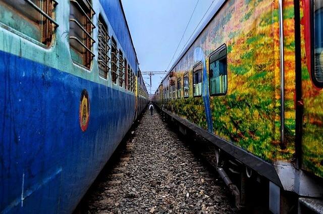 सामान चोरी होने से लेकर रेल दुर्घटना में घायल होने और मौत पर भी इंश्योरेंस मिलता है.