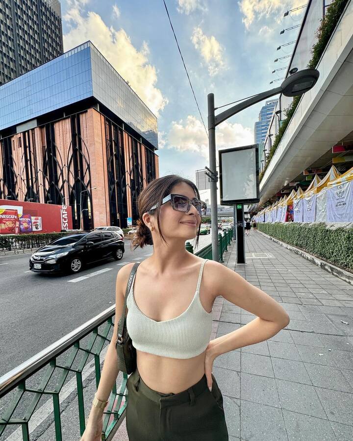 अभिनेत्री अपने फैंस को अपने सोशल मीडिया अपडेट से जोड़े रखती है, एक्ट्रेस इन दिनों थाईलैंड में छुट्टियां बिता रही हैं. तस्वीरों में, भाविका को सड़क पर खड़े हुए देखा जा सकता है, जो हल्के हरे रंग की क्रॉप टॉप के साथ ऑलिव ग्रीन बॉटम्स में आकर्षण बिखेर रही है.