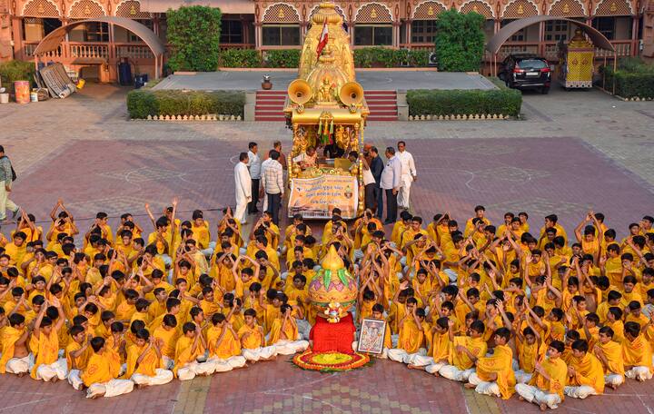 नेपाल के जनकपुर में मां सीता की जन्मभूमि से भगवान राम के लिए 3,000 से अधिक उपहार अयोध्या पहुंचे हैं. चांदी के खड़ाऊं, आभूषण और कपड़ों सहित तमाम उपहारों को इस सप्ताह जनकपुर धाम रामजानकी मंदिर से लगभग 30 वाहनों में अयोध्या लाया गया.