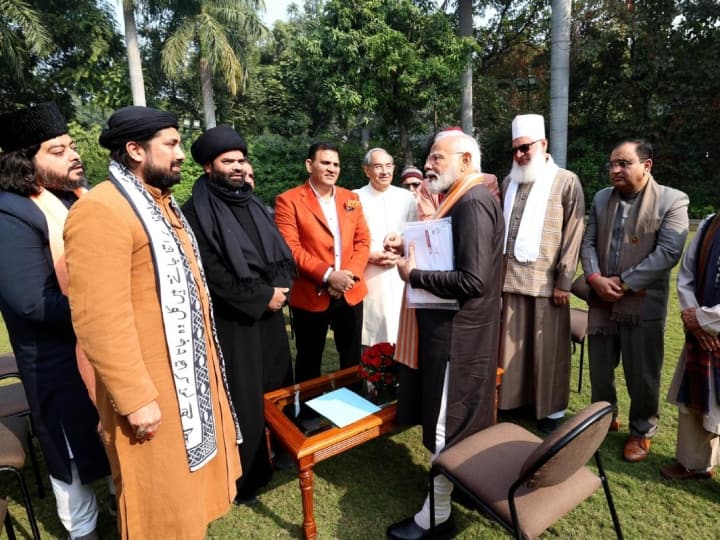 पीएम मोदी ने एक्स पर लिखा कि मैंने मुस्लिम समुदाय के प्रतिनिधिमंडल से मुलाकात की. मैं इस दौरान चादर पेश की, जिसे ख्वाजा मोइनुद्दीन चिश्ती के उर्स के दौरान अजमेर शरीफ दरगाह पर चढ़ाया जाएगा. इस दौरान वहां उत्तर प्रदेश विधान परिषद के सदस्य तारिक मंसूर भी मौजूद थे.