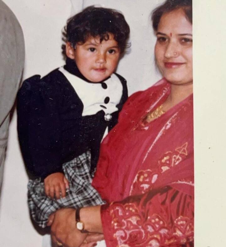 ਇਸ ਤਸਵੀਰ 'ਚ ਜੋ ਛੋਟੀ ਬੱਚੀ ਤੁਸੀਂ ਦੇਖ ਰਹੇ ਹੋ, ਇਹ ਅੱਜ ਪੰਜਾਬ ਦਾ ਬਹੁਤ ਵੱਡਾ ਨਾਮ ਬਣ ਚੁੱਕੀ ਹੈ। ਇਹ ਆਪਣਾ ਕਰੀਅਰ ਮਾਡਲੰਿਗ 'ਚ ਬਣਾਉਣ ਦੀ ਖਾਤਰ ਘਰੋਂ ਭੱਜ ਗਈ ਸੀ। ਆਖਰ ਥੋੜੇ ਸੰਘਰਸ਼ ਤੋਂ ਬਾਅਦ ਉਹ ਆਪਣੇ ਸੁਪਨੇ ਪੂਰੇ ਕਰਨ 'ਚ ਕਾਮਯਾਬ ਹੋ ਗਈ।