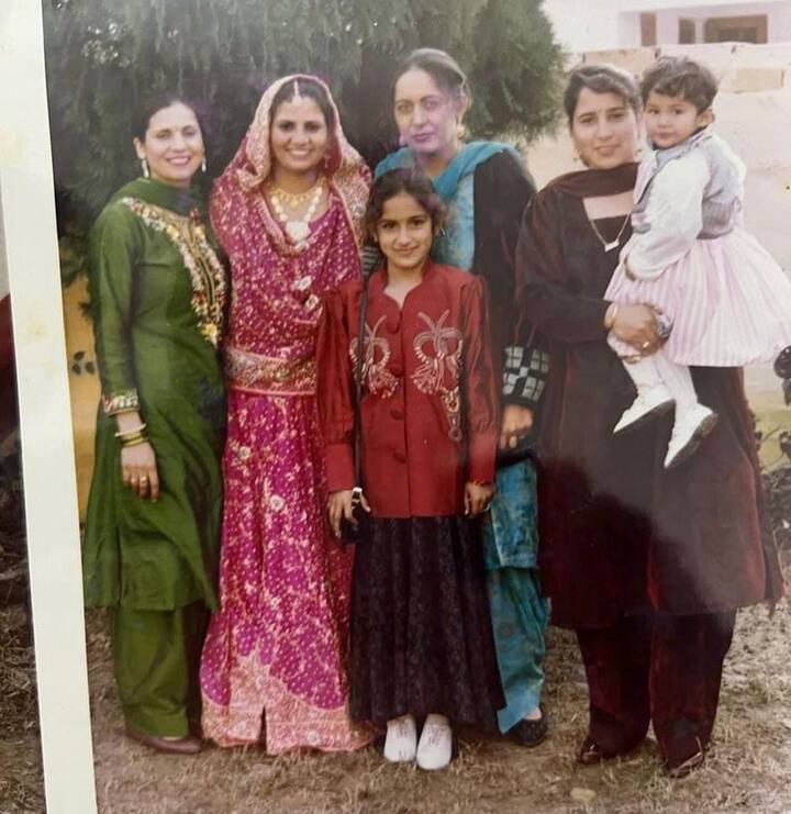 ਇਹ ਲੜਕੀ ਜਦੋਂ ਬਿੱਗ ਬੌਸ 13 'ਚ ਕੰਟੈਸਟੈਂਟ ਬਣ ਕੇ ਆਈ ਤਾਂ ਪੂਰੇ ਦੇਸ਼ ਦੀ ਜਾਨ ਬਣ ਗਈ। ਇਹੀ ਨਹੀਂ ਉਹ ਸਲਮਾਨ ਖਾਨ ਦੀ ਵੀ ਚਹੇਤੀ ਹੈ। ਹਾਲ ਹੀ 'ਚ ਉਹ ਸਲਮਾਨ ਖਾਨ ਨਾਲ ਫਿਲਮ 'ਚ ਨਜ਼ਰ ਵੀ ਆਈ ਸੀ।