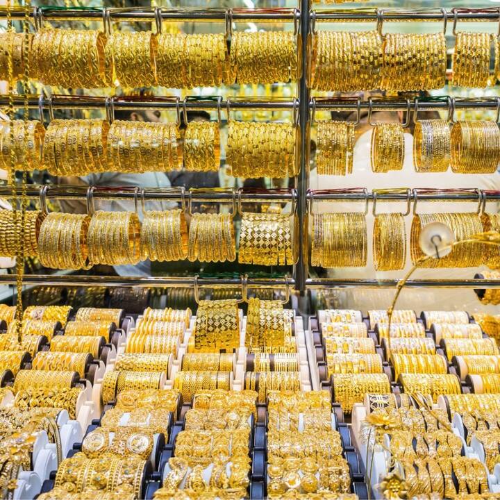 ভারতে অনেকেরই সোনা (Gold at Home) কেনার প্রতি ঝোঁক রয়েছে। পুজো-পার্বণ, উৎসব-অনুষ্ঠানকে কেন্দ্র করে সোনা কেনার একটা চল রয়েছেই আমাদের মধ্যে। তার উপর সোনার অলঙ্কার তো প্রায় বেশিরভাগ মানুষই কোনও না কোনও সময় করিয়ে রাখেন বিয়ে বা অন্যান্য কোনও অনুষ্ঠান উপলক্ষ্যে।   ছবি- পিটিআই