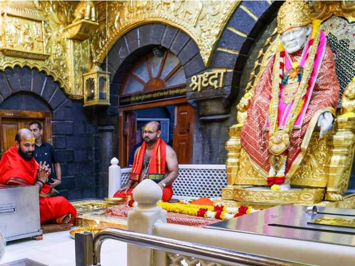 महाराष्‍ट्र के शिरडी में मौजूद साई बाबा मंदिर के गर्भगृह को कई किग्रा सोने से सजाया गया है. साई बाबा मंदिर को 1922 में बनवाया गया था. ये मंदिर मुंबई से करीब 296 किमी दूर है. शिरडी के साई बाबा मंदिर को देश के सबसे अमीर मंदिरों में गिना जाता है. हर साल मंदिर में कई सौ किलो सोने का चढ़ावा भी आता है.