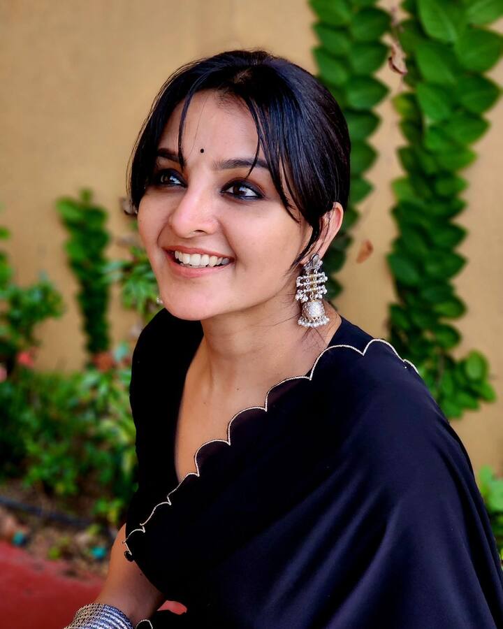 இவர் நிறைய மலையாளத் திரைப்படங்களில் நடித்துள்ளார் கேரளாவில் இவர் மலையாள சினிமாவில் லேடி சூப்பர் ஸ்டார் என்று அழைக்கப்படுகிறார்.