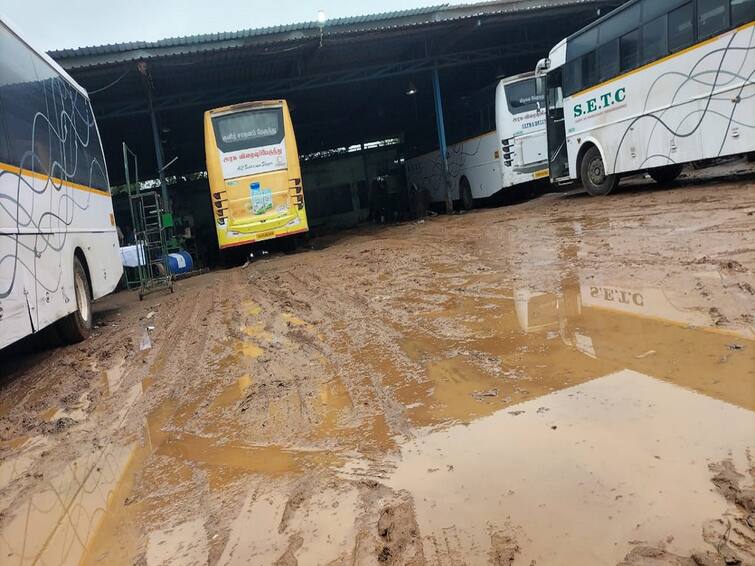 Thanjavur news Kumbakonam govt Transit Corporation workshop turned muddy - TNN சேறும் சகதியுமாக மாறியுள்ள கும்பகோணம் விரைவு போக்குவரத்து கழக பணிமனை: விரைவில் சீரமைக்க வலியுறுத்தல்