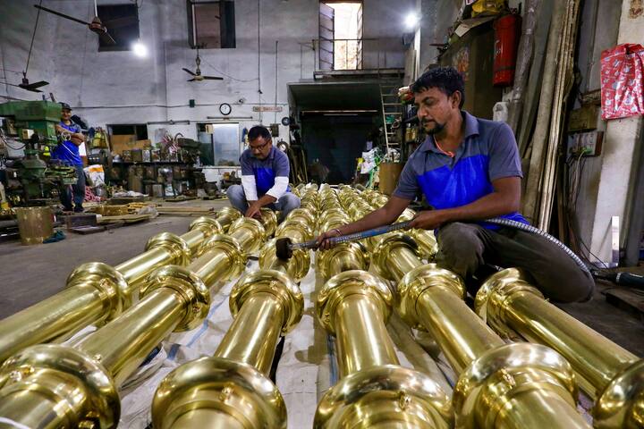 आठ देशों का समय एक साथ बताने वाली एक घड़ी भी भगवान राम को अर्पित की जाएगी. ये घड़ी है बेहद ख़ास है. यह भी पता चला है की प्राण प्रतिष्ठा से पहले गुलाब जल से रामलाल को स्नान करवाया जाएगा. कन्नौज से खास तौर पर एक इत्र भेजा गया है जिसका सुगंध सबसे अलग है.