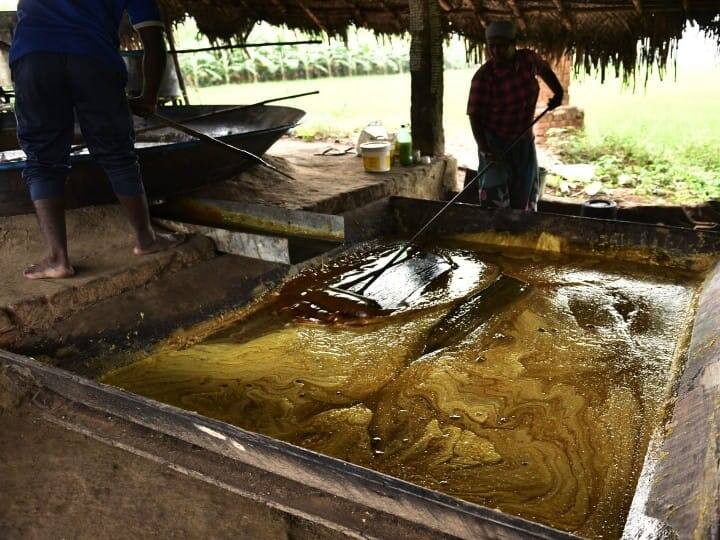 தேன் போல காட்சியளிக்கும் வெல்ல பாகு.
