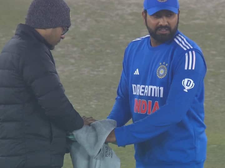 IND vs AFG 1st T20I Rohit Sharma use hot water bag in Mohali to keep hands warm due to low temperature watch IND vs AFG: मोहाली की ठंड से ठिठुरे खिलाड़ी, लाइव मैच के दौरान रोहित शर्मा का हुआ बुरा हाल