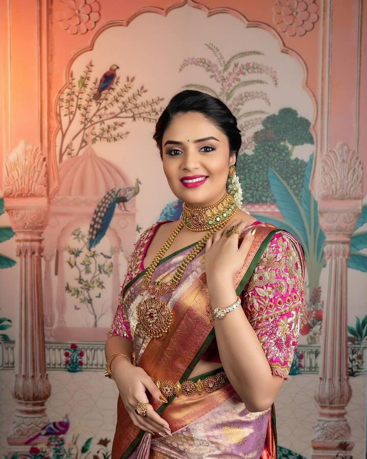 పటాస్ అనే షో యాంకర్గా శ్రీముఖి పేరు మార్మోమ్రోగిపోయింది. ఆమె వేసే పంచులు, ఓసేయ్ రాములమ్మ స్టెప్లు ఓ రేంజ్లో ట్రెండ్ అయ్యాయి. అలా యాంకర్గా పీక్లో ఉన్న సమయంలోనే బిగ్బాస్ హౌజ్లోకి వెళ్లింది. టైటిల్ విన్నర్ శ్రీముఖి అనే రేంజ్లో గేమ్ ఆడింది. కానీ రన్నరప్గా నిలిచింది.(Image Source : Instagram/sreemukhi)