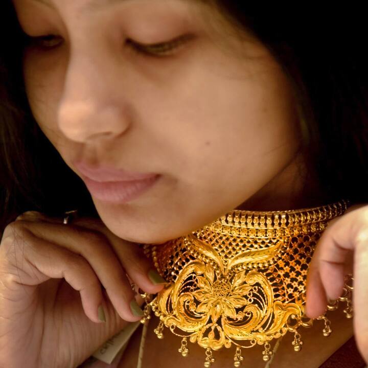 সোনা কিনলে সেভাবে আলাদা করে কোনও কর জমা দিতে হয় না। কেনার সময় কেবল ৩ শতাংশ জিএসটি জমা করতে হয়।  ছবি- পিটিআই