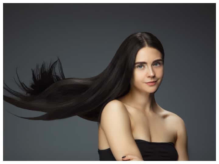 मेहंदी प्राचीन समय से ही मेहंदी का इस्तेमाल बालों को प्राकृतिक रूप से रंगने के लिए किया जाता है. मेहंदी न सिर्फ बालों को रंगती है बल्कि उन्हें पोषण भी देती है.