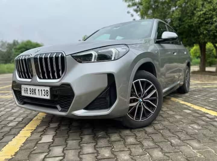 ਪੰਜਵੇਂ ਨੰਬਰ 'ਤੇ BMW ਦੀ X1 ਲਗਜ਼ਰੀ ਕਾਰ ਹੈ, ਜਿਸ ਦੀ ਸ਼ੁਰੂਆਤੀ ਕੀਮਤ 49 ਲੱਖ ਰੁਪਏ ਐਕਸ-ਸ਼ੋਰੂਮ ਹੈ। ਇਹ BMW ਦੀ ਮਸ਼ਹੂਰ ਲਗਜ਼ਰੀ ਕਾਰ ਹੈ।