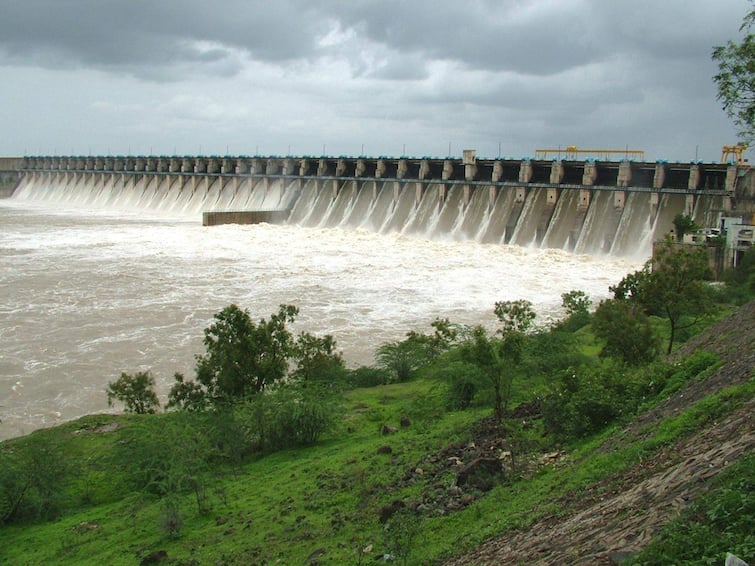 ujani dam 10 cr 60 laksh Brass Silt in dam Even if only the sludge is removed, the government will get 9 thousand crores उजनी धरणातून नुसता गाळ काढला तरी सरकारला 9 हजार कोटी मिळतील, 11 TMC पाणीही वाढेल, नेमकं गणित काय?