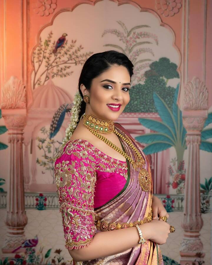 తెలుగులో యాంకర్గా పేరుపొందిన శ్రీముఖి.. ముందు నటిగానే తెలుగు ప్రేక్షకులకు పరిచయమైంది. జులాయి సినిమాలో అల్లు అర్జున్కు చెల్లెల్లుగా నటించి వెండితెరకు పరిచయమైంది. (Image Source : Instagram/sreemukhi)