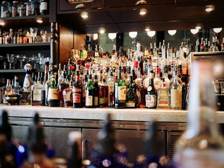 Liquor overcharging: प्रिंट रेट से महंगी मिल रही है शराब या बीयर तो यहां करें शिकायत, तुरंत होगा एक्शन liquor bottle and beer over rating as print rate how to complain in Excise department Liquor overcharging: प्रिंट रेट से महंगी मिल रही है शराब या बीयर तो यहां करें शिकायत, तुरंत होगा एक्शन
