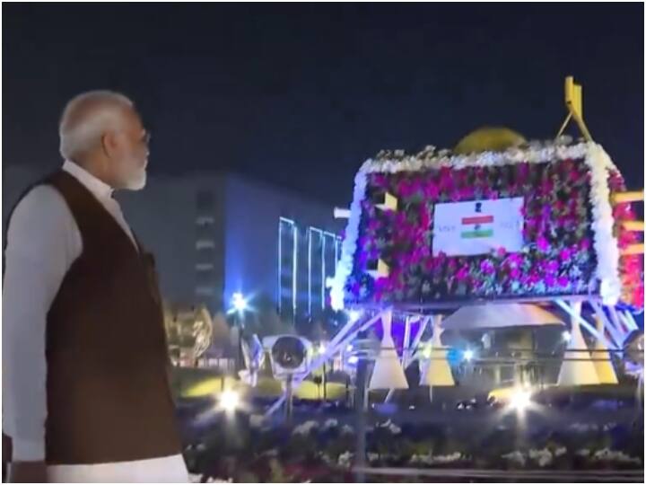 यहां फूलों से ओलंपिक लोगो, चंद्रयान, नई संसद भवन से लेकर सरदार पटेल की प्रतिकृति बनाई गई है.