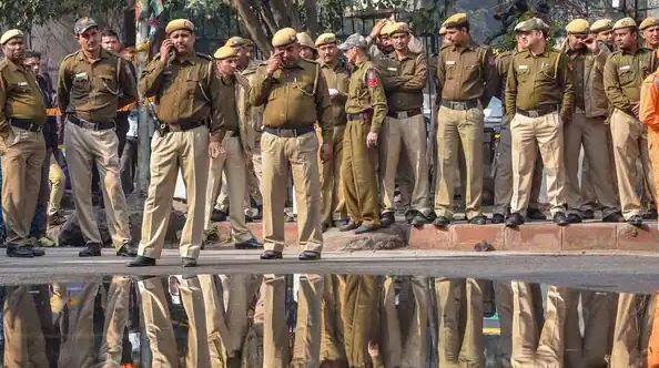 किसी भी प्रकार के क्राइम की जानकारी देनी हो या किसी मुसीबत में फंसे हों, आपको जब भी पुलिस को बुलाना होता है उस वक्त भारत में तो आप सीधे 100 नंबर डायल कर देते हो.