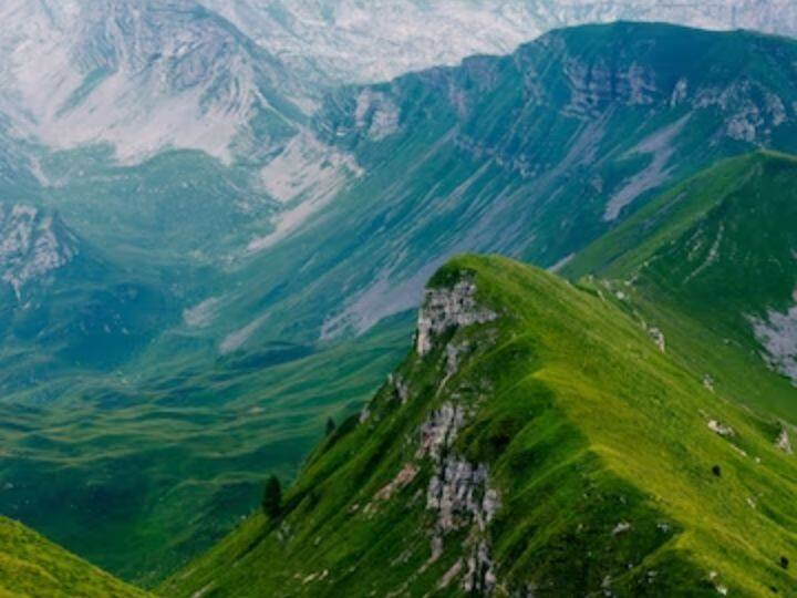 सर्दीयों में यात्रा करते समय अपनी बैग में गर्म कपड़ें, जैसे कि स्वेटर और जैकेट्स याद से रखें. तापमान के हिसाब से बूट्स, मफलर और टोपी भी ले जाएं.