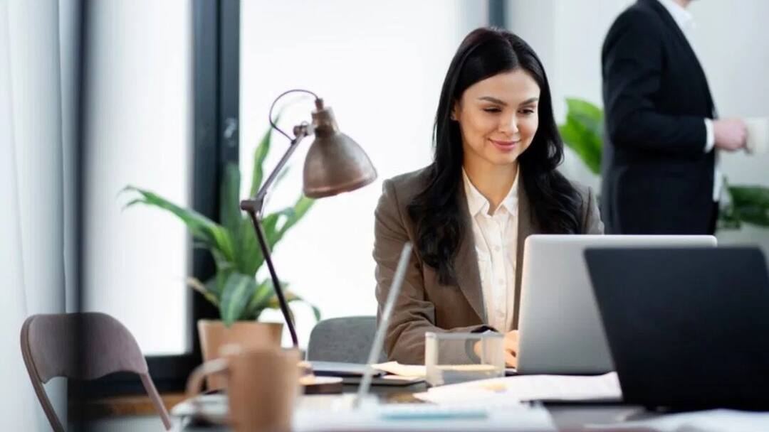 Fitness Tips for working women marathi news Fitness Tips : वर्किंग महिलांनी व्यस्त दिनश्चर्येतून 'अशी' घ्या आरोग्याची काळजी; फॉलो करा सोप्या टिप्स