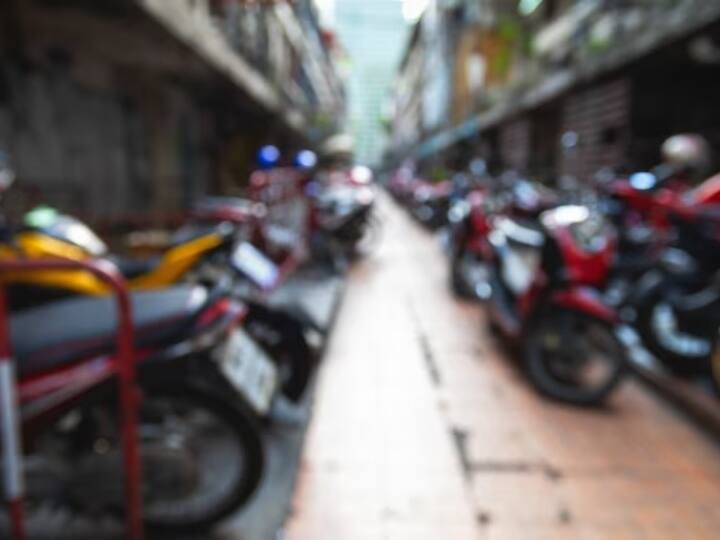 राजधानी दिल्ली में सेकंड हैंड बाइक की मार्केट करोल बाग, सुभाष नगर में हैं. यहां पर सैकड़ों सेकंड हैंड बाइक हमेशा सेल के लिए खड़ी रहती हैं. यहां आप सेकंड हैंड स्कूटी, सेकंड हैंड स्पोर्ट्स बाइक, सेकंड हैंड बुलेट, पल्सर, हार्ले डेविडसन समेत तमाम ब्रांड की बाइक खरीद सकते हैं.