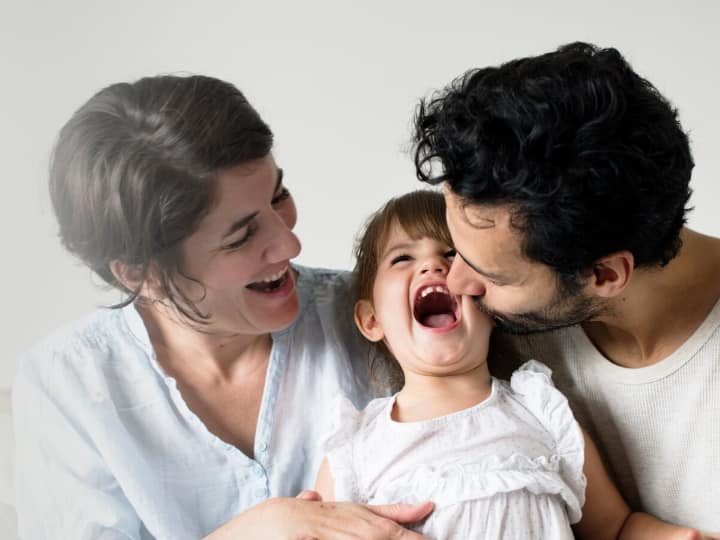 बच्चों को शिष्टचार सिखाएं : बच्चों को हमेशा नमस्ते और धन्यवाद जैसे शब्दों का प्रयोग करने के लिए सिखाना चाहिए. जब वे किसी बड़े व्यक्ति से बात करें तो 