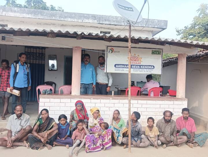 UIDAI के मुताबिक कोई आधारकार्ड होल्डर अपने कार्ड पर सिर्फ दो बार ही नाम चेंज करवा सकता है. यानी आपको ऐसा करने के सिर्फ दो मौके मिलेंगे, इसलिए सावधानी से ये काम करें.