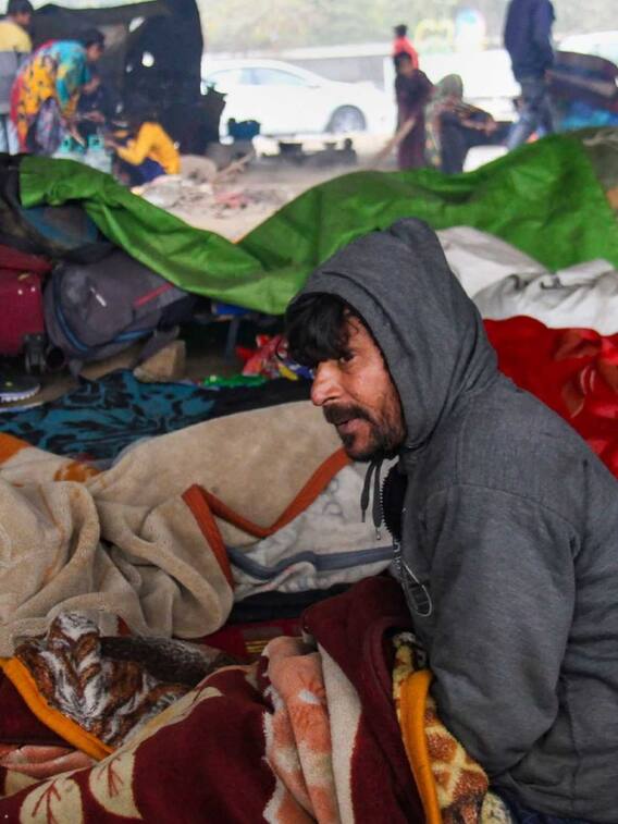 दिल्ली में जारी है शीतलहर का प्रकोप, ठंड और कोहरे ने घर पर रहने को किया मजबूर