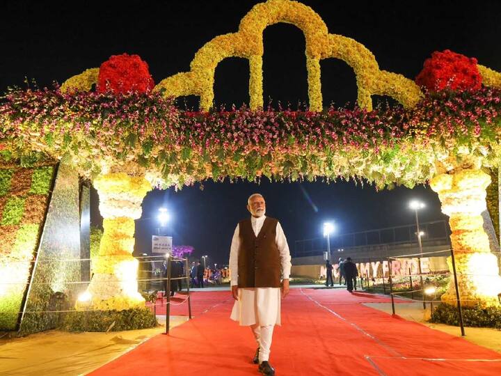 Prime Minister Visit : अहमदाबाद येथे सध्या सुरू असलेल्या व्हायब्रंट गुजरात ग्लोबल समिटमध्ये पंतप्रधान नरेंद्र मोदी यांनी अहमदाबाद फ्लॉवर शोला भेट दिली.