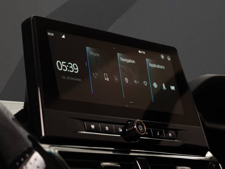 The XUV400 EV now gets a new 10.25-inch digital instrument cluster and a new 10.25-inch touchscreen infotainment system as well. Mahindra has also brought in new buttons. (Image Source: Somnath Chatterjee)