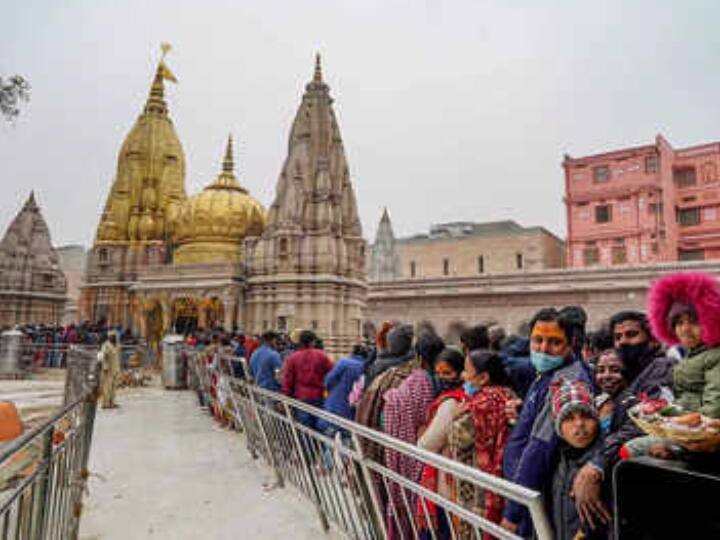 उत्‍तर प्रदेश के बनारस में स्थित काशी विश्‍वनाथ मंदिर को 1780 में महारानी अहिल्‍याबाई होल्‍कर ने बनवाया था. वहीं पंजाब के महाराजा रणजीत सिंह ने इसके दो शिखर को सोने से जड़वाया था. जिसके बाद तीसरे शिखर को उत्‍तर प्रदेश सरकार के धार्मिक व सांस्कृतिक मंत्रालय ने सोने से जड़वाया था. इस मंदिर के निर्माण में कुल 1500 किग्रा गोल्‍ड का इस्‍तेमाल किया गया है.