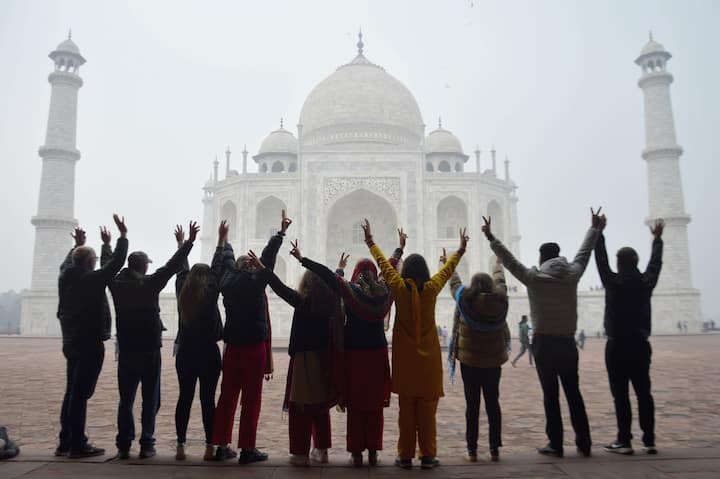 पहाड़ों से आ रही तेज बर्फीली हवाओं ने राजधानी में बुधवार को धूप के बावजूद कंपकंपी बनाए रखी लेकिन आज गुरुवार (11 जनवरी) सुबह से ही शीतलहर चल रही है. मौसम विभाग के अनुसार गुरुवार को भी हवाएं तेज रहेंगी. इसके बाद इन हवाओं से राहत मिल सकती है.