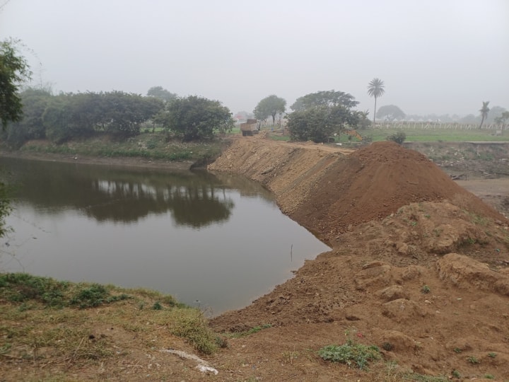 Makar Sankranti 2024 Ujjain Administration Built Temporary Dam on Shipra to Stop Kahn River Polluted Water ann MP News: मकर संक्रांति से पहले CM यादव के निर्देश पर एक्शन में प्रशासन, शिप्रा नदी में गंदा पानी रोकने लिए किया ये खास काम