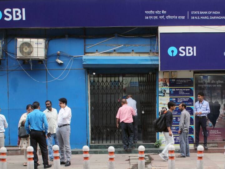Banking rights of Indian citizens bank loans credit cards Deposits RBI Guidelines Banking Rights: बैंक में मिलते हैं आपको ये अधिकार, ऐसे कर सकते हैं शिकायत
