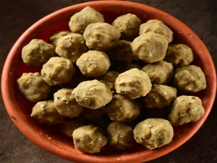 வெல்லமாக உருட்டப்பட்டு காய வைக்கப்பட்ட வெல்லம்.