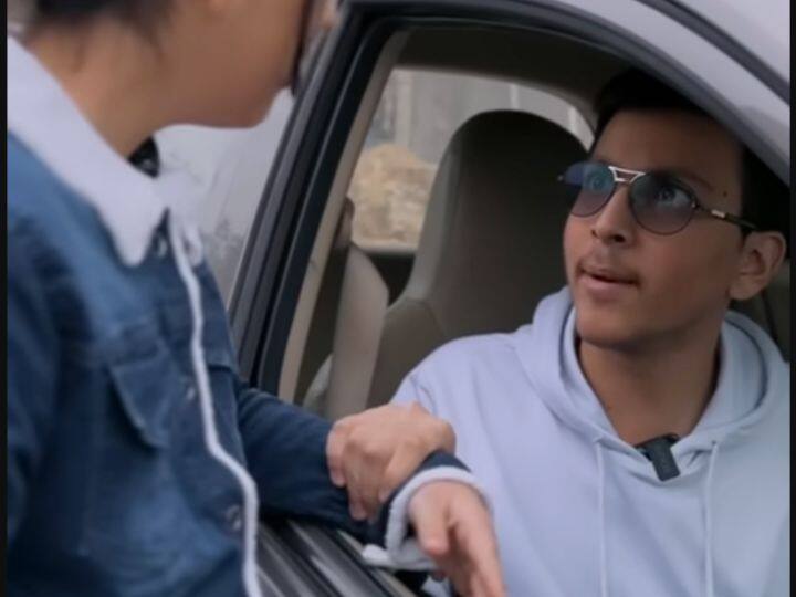 वायरल वीडियो में दिखाई दे रहा है की लड़की कहीं से चलकर आ रही है. इतने में एक लड़का उसका हाथ पकड़ लेता है. और उसे अपनी कार के अंदर बिठा लेता है.