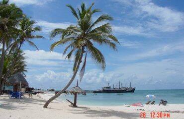 বিভিন্ন আধুনিক পরিষেবা ও সুবিধা রয়েছে এই জাহাজে। জাহাজে থেকে এক একটি দ্বীপ ঘুরে বেড়ানো যায়।