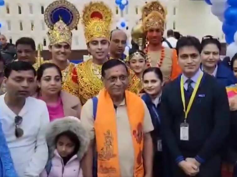 Ram Mandir Pran Pratishtha Celebrations Erupt Before Devotees Leave For Ayodhya From Ahmedabad Airport Devotees Show Up As Lord Ram, Hanuman As First Flight Leaves From Ahmedabad To Ayodhya — WATCH