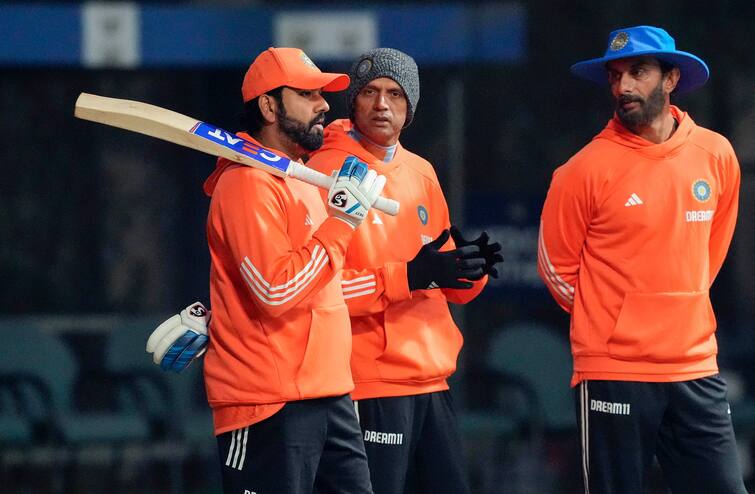 IND vs AFG 1st T20I: Rohit Sharma had to rush for training session in Mohali after his flight arrived late as per reports IND vs AFG 1st T20I: প্রত্যাবর্তন ম্যাচের আগেই বিমান বিভ্রাট! ঠিক করে অনুশীলনই সারতে পারলেন না রোহিত