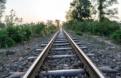 Railway Insurance: ट्रेन दुर्घटना में कट गया है हाथ या पैर तो इतने लाख रुपये का मिलता है मुआवजा