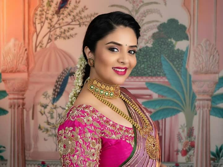 Sreemukhi Photos : యాంకర్ శ్రీముఖి ట్రెడీషనల్​ లుక్స్​లో చాలా ఎలిగెంట్​గా కనిపిస్తుంది. తన రీసెంట్ ఫోటోలను ఇన్​స్టాలో షేర్ చేసింది.