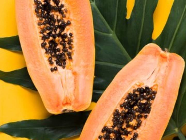 पपीता की तासीर गर्म होती है इसलिए आप इसे सर्दियों में भी खा सकते हैं. इसके खाने से आपका शरीर गर्म रहेगा. पपीता को लिवर, किडनी और आंतों के लिए अच्छा माना जाता है साथ ही यह भी कहा जाता है कि यह शरीर डिटॉक्स करने का काम करता है. सर्दियों के मौसम में आराम से पपीता खा सकते हैं.