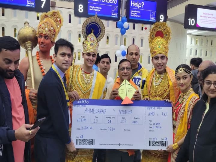 Passengers Dressed As Ram Hanuman At Ahmedabad Airport To Catch Ayodhya Flight விமானத்தில் புது அவதாரம்! ராமர், சீதை, அனுமன் கெட்டப்பில் அயோத்திக்கு சென்ற பயணிகள்!