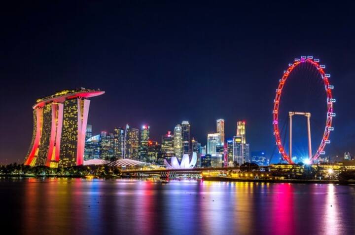 सिंगापुर  : सिंगापुर भी एक शानदार टूरिस्ट देश है. आपको बता दें कि अपने शानदार और मनोरम बीचेज की वजह से इसे बीचेज का स्वर्ग कहा जाता है. यहां चांगी बीच, सिलोचो बीच, पलावन बीच, पुंगलोल बीच औऱ तंजोंग बीच काफी मशहूर हैं. समुद्री किनारों पर हरे भरे पेड़ों से भरे रास्ते, समुद्री रेत की प्राकृतिक सुंदरता आपका मन मोह लेगी. यहां हर बीच पर ढेर सारे वाटर स्पोर्ट्स भी कराए जाते हैं. सिंगापुर भी आपके बजट में रहेगा.