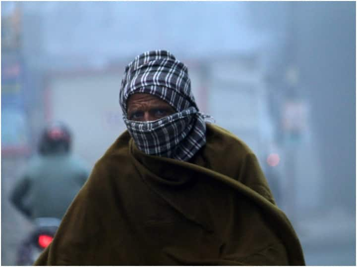 Delhi Weather Update: राष्ट्रीय राजधानी दिल्ली में शीतलहर ठिठुरन पैदा कर रही है तो दूसरी तरफ कोहरे का असर भी आम जनजीवन को प्रभावित कर रहा है. शुक्रवार को तापमान में और गिरावट के आसार हैं.