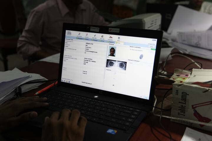 अब पैन कार्ड और आधार कार्ड को भी लिंक कराना जरूरी है, ऐसा नहीं करने पर आप वित्तीय लेनदेन नहीं कर पाएंगे. साथ ही सरकारी योजनाओं का लाभ भी नहीं मिलेगा.