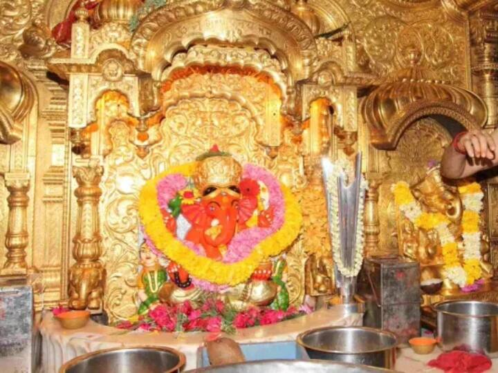 मुंबई में भगवान गणेश को समर्पित सिद्धिविनायक मंदिर के दरवाजों पर सोने की परत चढ़ाई गई है. इसके अलावा दरवाजों को सोने की पत्तियों से भी सजाया गया है. बता दें कि गर्भगृह में भी सोने की परत चढ़ाई गई है. इसके अलावा मंदिर की अंदरूनी दीवारों पर शुद्ध सोने का काम किया गया है. जानकारी के मुताबिक मंदिर में सोने का काम पूरा करने में कारीगरों को 6 महीने लग गए थे.