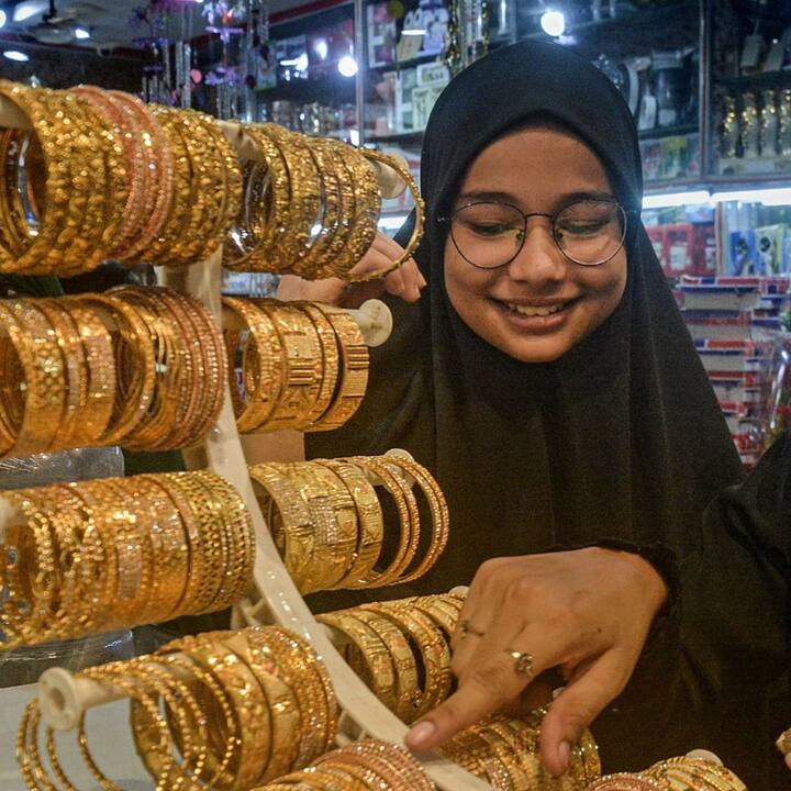 যদি আপনার বার্ষিক আয় ৫০ লক্ষের বেশি হয়, সেক্ষেত্রে বাড়িতে সোনা রাখলে তা আয়কর জমার সময় সম্পদের খাতে উল্লেখ করা বাঞ্ছনীয়।  ছবি- পিটিআই