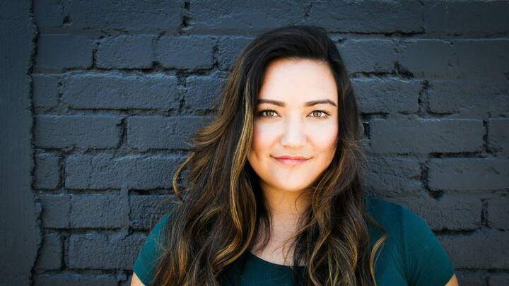 শীতকালে এমনিতেও খুশকির সমস্যা বাড়ে। এছাড়াও চুল রুক্ষ এবং শুষ্ক হয়ে যাওয়া, প্রচুর পরিমাণ চুল ঝরতে থাকা, চুলের ডগা ফেটে যাওয়া, চুল মাঝখান থেকে ভেঙে যাওয়া, চুলে লালচে রঙ হওয়া- এইসব সমস্যা দেখা দিতে পারে সঠিকভাবে যত্ন না হলে।